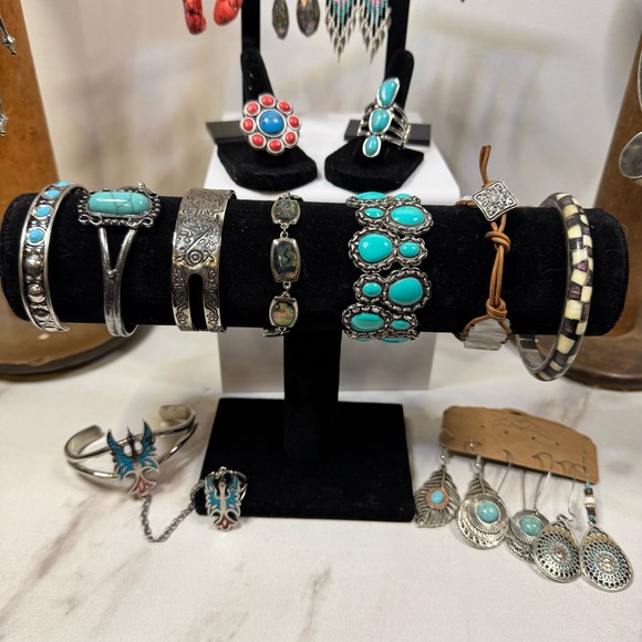 SOUTHWESTERN JEWELRY BUNDLE 26 costume pieces Necklace-Bracelets-Rings-Earrings - Picture 5 of 16